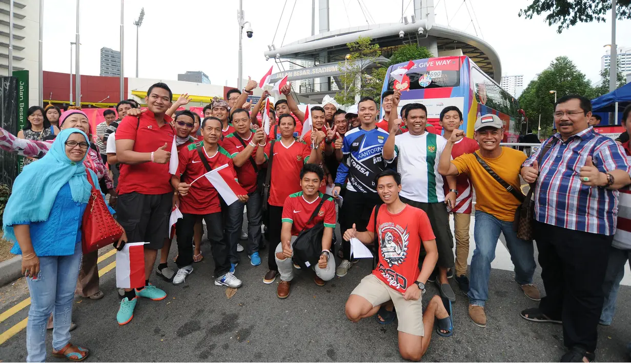 Ratusan suporter mendatangi Stadion Jalan Besar, Singapura untuk menyaksikan laga timnas Indonesia U-23 melawan Kamboja, Sabtu (6/6/2015). Tampak, para suporter berfoto bersama di depan Stadion Jalan Besar, Singapura. (Liputan6.com/Helmi Fithriansyah) 