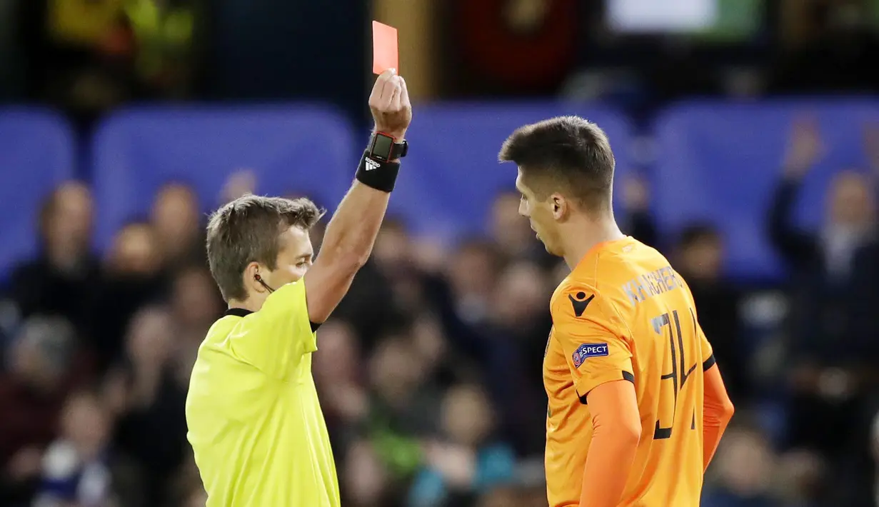 Pemain PAOK Thessaloniki, Yevhen Khacheridi, mendapat kartu merah saat melawan Chelsea pada laga Liga Europa di Stadion Stamford Bridge, Kamis (29/11). Chelsea menang 4-0 atas PAOK Thessaloniki. (AP/Matt Dunham)