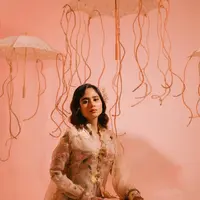 Intip gaya Tissa Biani dalam balutan kebaya encim rancangan Didiet Maulana yang bikin ia terlihat anggun (@tissabiani)