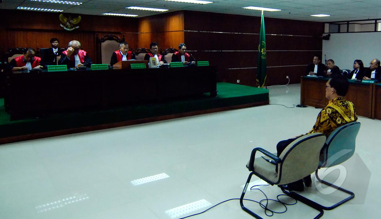 Mantan Wakil Kepala Korlantas Brigjen Pol Didik Purnomo saat mendengarkan pembacaan vonis oleh Majelis Hakim di Pengadilan Tipikor, Jakarta, Rabu (22/4/2015). Didik divonis lima tahun penjara terkait kasus simulator SIM. (Liputan6.com/Yoppy Renato)