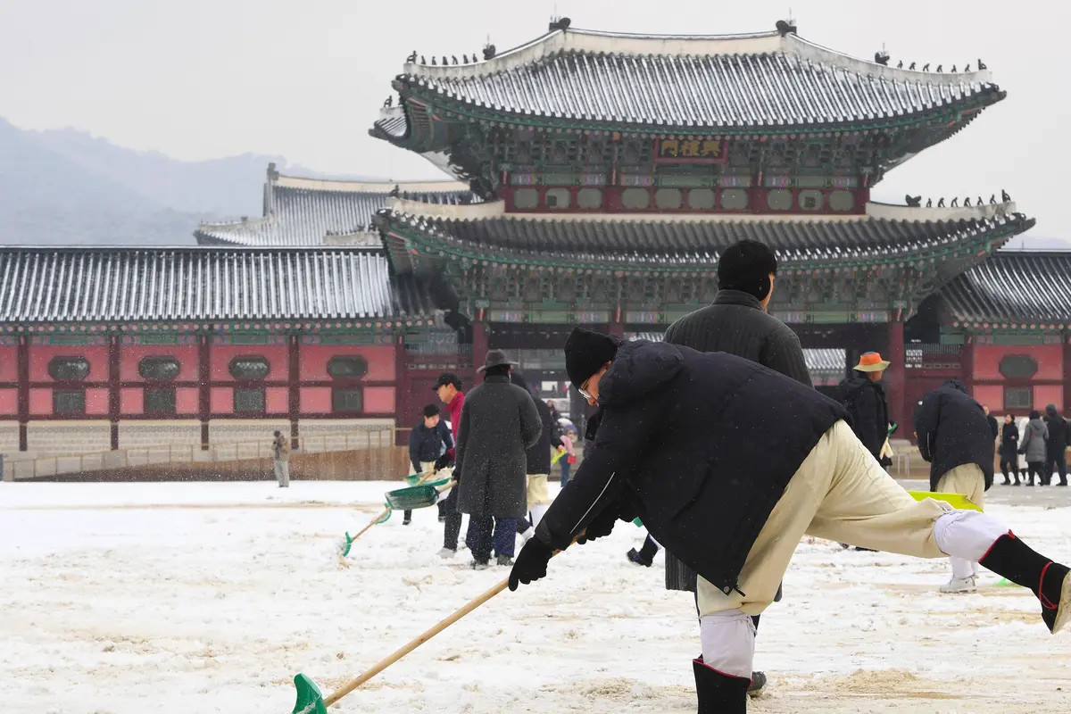 Diselimuti Salju, Begini Suasana Istana Gyeongbok di Korea Selatan