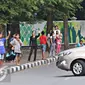 Joki 3 in 1 kepada kendaraan roda empat di Senayan, Jakarta, Selasa (29/3). Akibat banyaknya anak yang dieksploitasi menjadi penumpang sewaan Gubernur Ahok berencana menghapus kebijakan 3 in 1 di jalan-jalan protokol. (Liputan6.com/Immanuel Antonius)