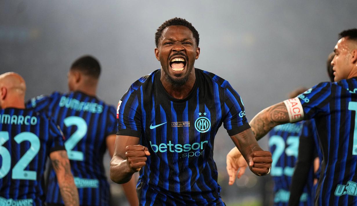 Dua gol Nerazzurri dicetak melalui gol bunuh diri Adam Marusic (14') dan Lautaro Martinez (35'). (AP Photo/Andrew Medichini)