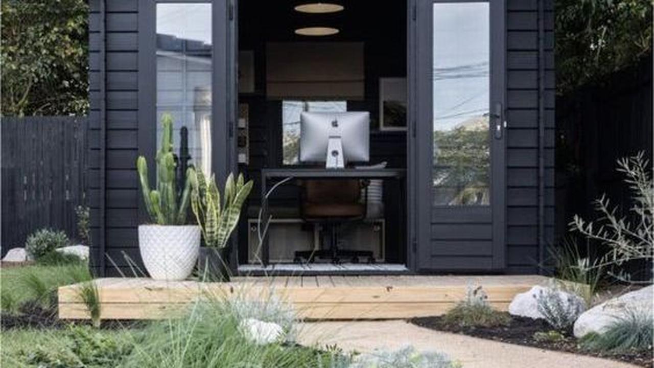Desain Rumah Paviliun Berwarna Hitam