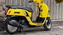 Yamaha Fazzio berwarna kuning ini mengusung konsep rumah modifikasi Moon Eyes. Body decal ala Moon, serta detail-detail stiker yang sesuai memperkuat konsep modifikasi motor ini. Dop Velg tertutup ala Moon Eyes tidak lupa disematkan sebagai pelengkap. (Source: Instagram/@fazzioholic)