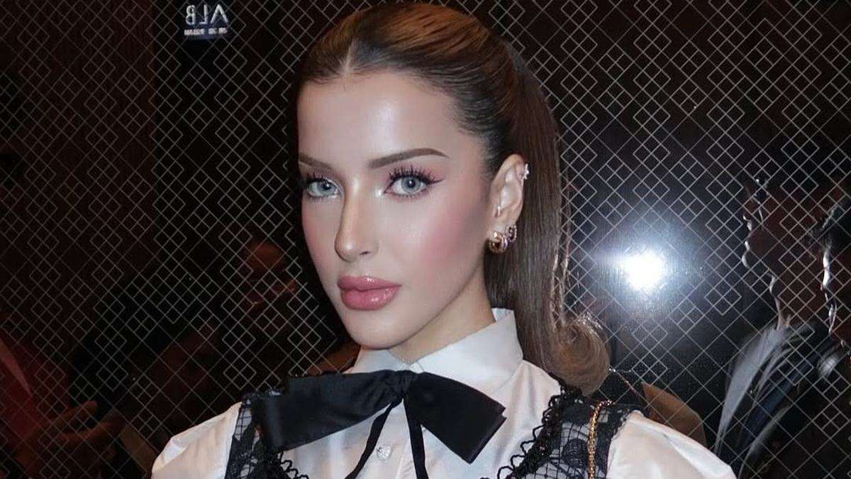 Potret Tasya Farasya Tampil Bak Barbie Modern dengan Makeup Pink Flawless dan Ponytail Sleek Saat Wawancarai Anne Hathaway