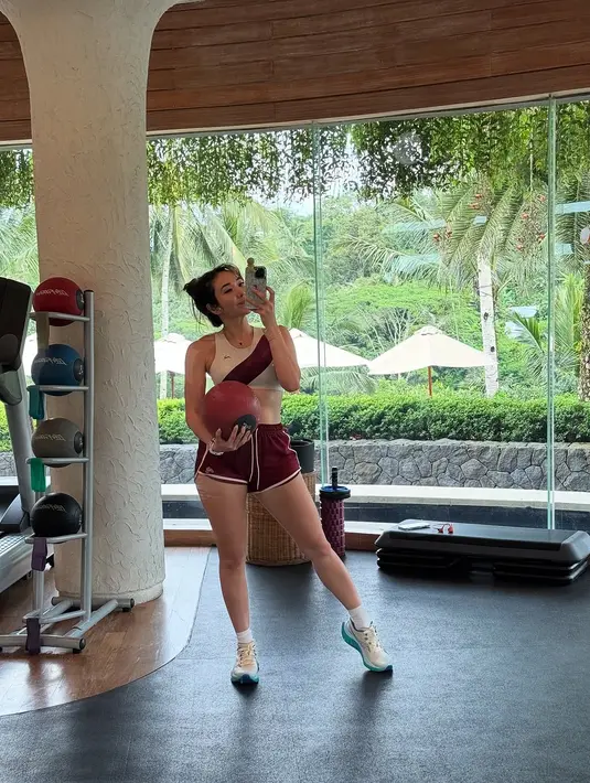 Kenakan gym attire yang memikat, ia hadirkan pesona gaya yang begitu seru.