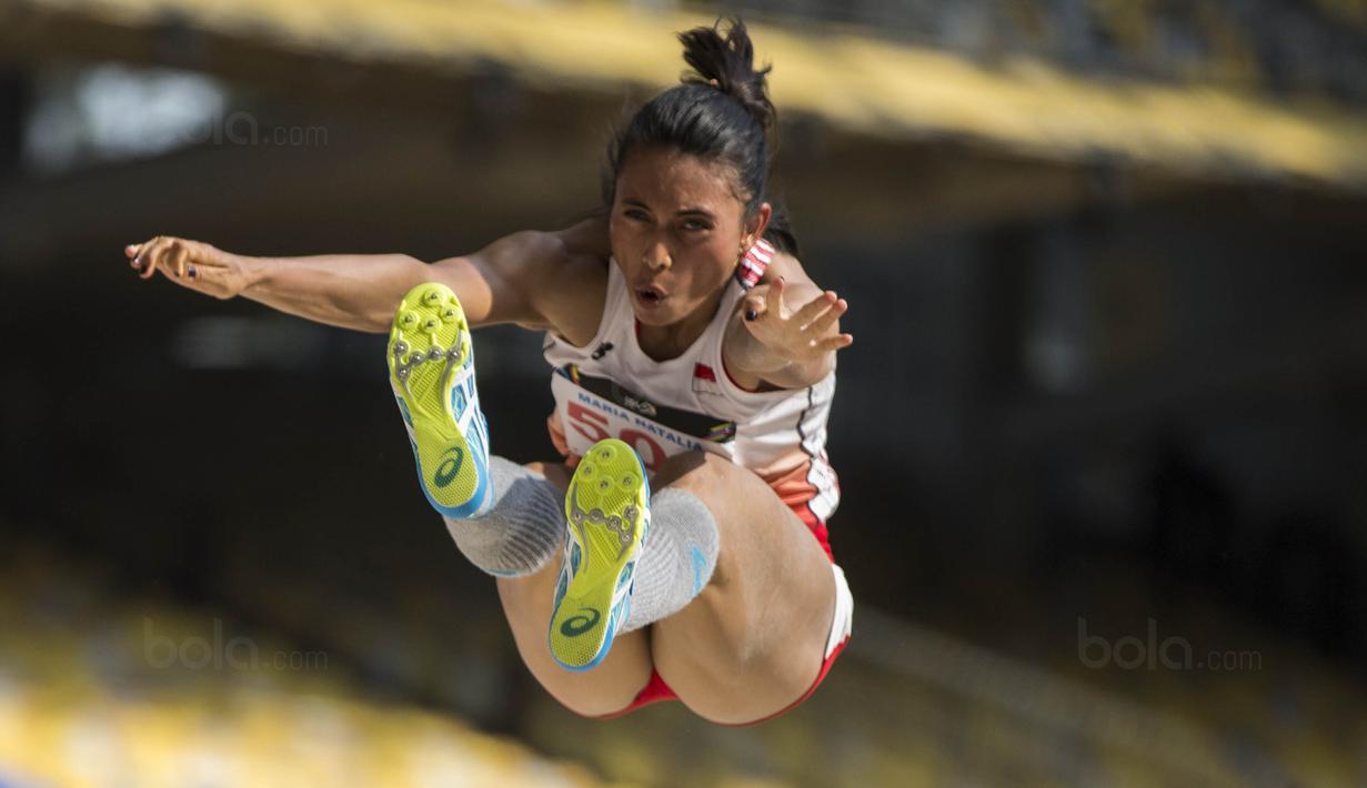 Atlet lompat jauh Indonesia, Maria Londa, melakukan lompatan saat tampil pada ajang SEA Games di Stadion Bukit Jalil, Kuala Lumpur, Jumat (25/8/2017). Maria meraih perak dengan lompatan 6,67 meter. (Bola.com/Vitalis Yogi Trisna)