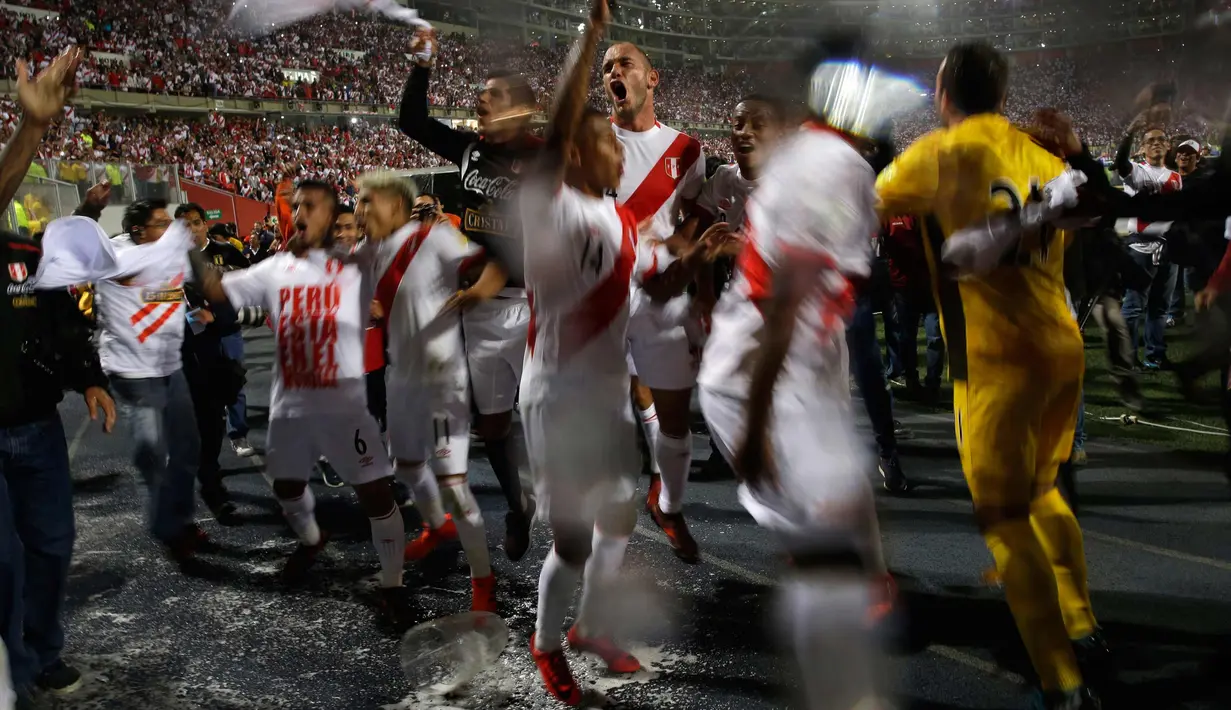 Pemain Peru merayakan kemenangan usai pertandingan melawan Selandia Baru pada leg kedua play-off interkontinental Piala Dunia 2018 di Estadio Nacional, Lima, (15/11). Peru tim terakhir yang meraih tiket Piala Dunia 2018 di Rusia. (AP Photo/Rodrigo Abd)