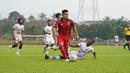 Pemain Persija Jakarta, Sandi Samosir (depan) berhasil melewati bek Persipu FC untuk mencetak gol pada laga uji coba menjelang bergulirnya Liga 1 musim 2023/2024 di Persija Training Center, Nirwana Park, Bojongsari, Depok, Sabtu (10/6/2023) sore WIB. (Dok. Persija)