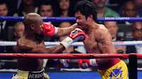 Petinju asal Filipina, Manny Pacquiao bertarung dengan lawannya asal Amerika Serikat. Floyd Mayweather saat pertandingan kelas welterweight di MGM Grand Garden Arena, Las Vegas, Nevada, Minggu (3/5/2015). (Joe Camporeale-USA TODAY)