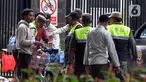 Petugas Satuan Polisi Pamong Praja (Satpol PP) menertibkan pedagang kopi keliling di kawasan Bundaran HI, Jakarta, Jumat (25/8/2023). Petugas Satpol PP bakal terus menertibkan kegiatan yang mengganggu ketertiban umum selama penyelenggaraan KTT ke-43 ASEAN. (merdeka.com/Imam Buhori)