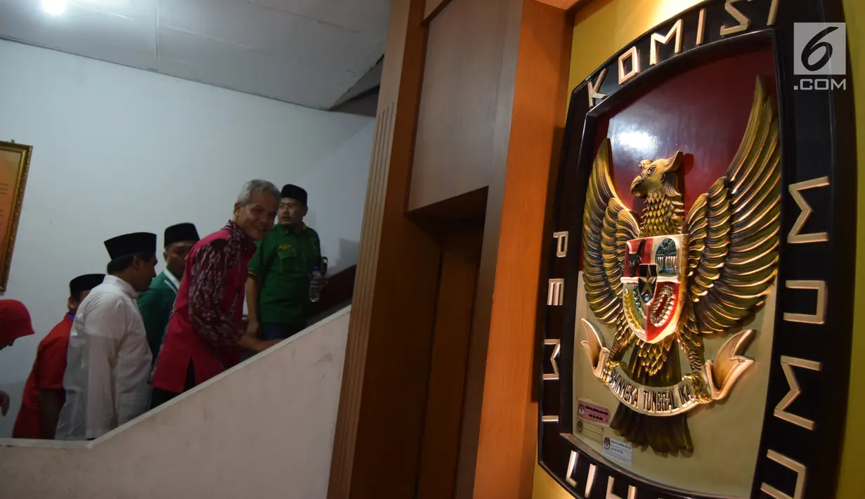 Cagub Jateng Ganjar Pranowo didampingi Cawagub Taj Yasin saat mendaftar di KPUD Jateng, Semarang, Selasa (9/1). Pasangan calon yang diusung PDI-P untuk Pilkada Jateng Ganjar Pranowo-Taj Yasin mendaftarkan diri ke KPU Provinsi Jateng. (Liputan6.com/Gholib)