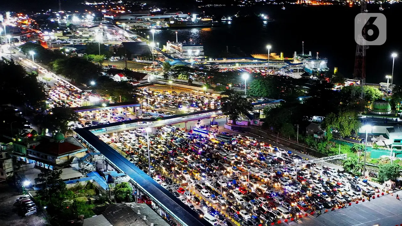 Puncak Arus Mudik Lebaran 2025 di Pelabuhan Merak, Ribuan Mobil Antre Masuk Kapal