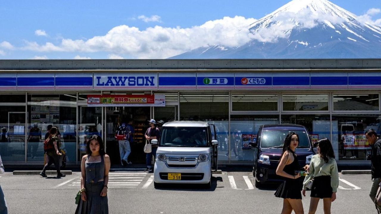 Selain itu, pihak kota juga berencana untuk meningkatkan pengawasan dan memberlakukan aturan yang lebih ketat terkait perilaku wisatawan di sekitar lokasi ini. Foto: PHILIP FONG / AFP<br>