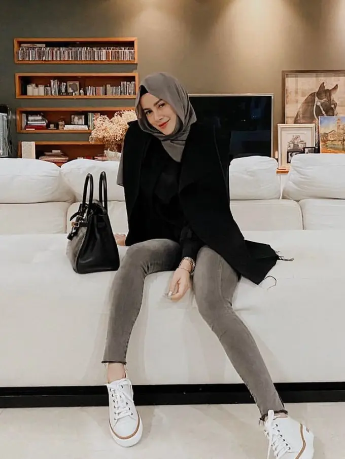 Gaya Olla Ramlan Jadi Cewek Mamba, Tenteng Tas Mewah Rp1,1 Miliar