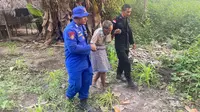 Seorang kakek yang terjebak abu vulkanik saat berhasil dievakuasi personel Polda NTT dan Basarnas (Liputan6.com/ Ola Keda)