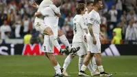 Pemain sayap Real Madrid, Gareth Bale dan Pepe memperlihatkan ekspresi gembira setelah timnya melaju ke babak final Liga Champions 2015-2016, usai menaklukkan Manchester City dengan skor 1-0, di Stadion Santiago Bernabeu, Kamis (5/5/2016) dini hari WIB. R