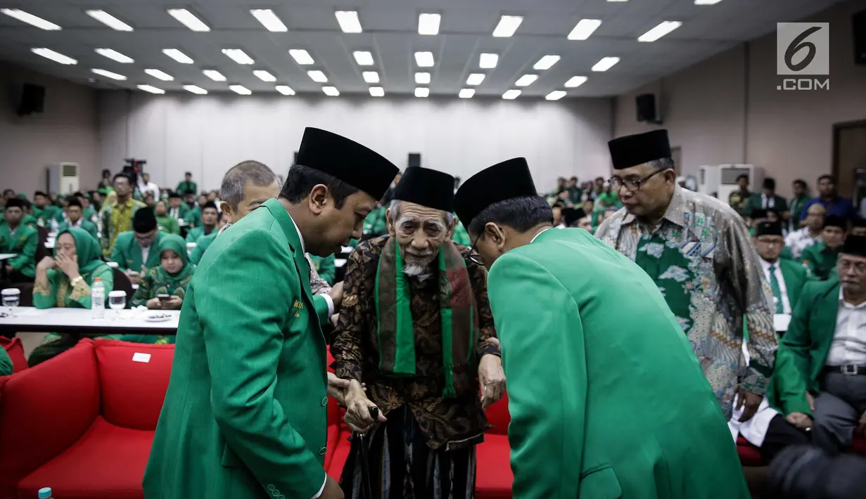 Ketua Dewan Syariah PPP Maimun Zubair tampak hadir dalam Rapimnas II PPP versi muktamar Surabaya di Jakarta, Selasa (23/5). Acara ini dihadiri Ketua Dewan Syariah PPP Maimun Zubair dan fraksi-fraksi PPP dari berbagai daerah. (Liputan6.com/Faizal Fanani)