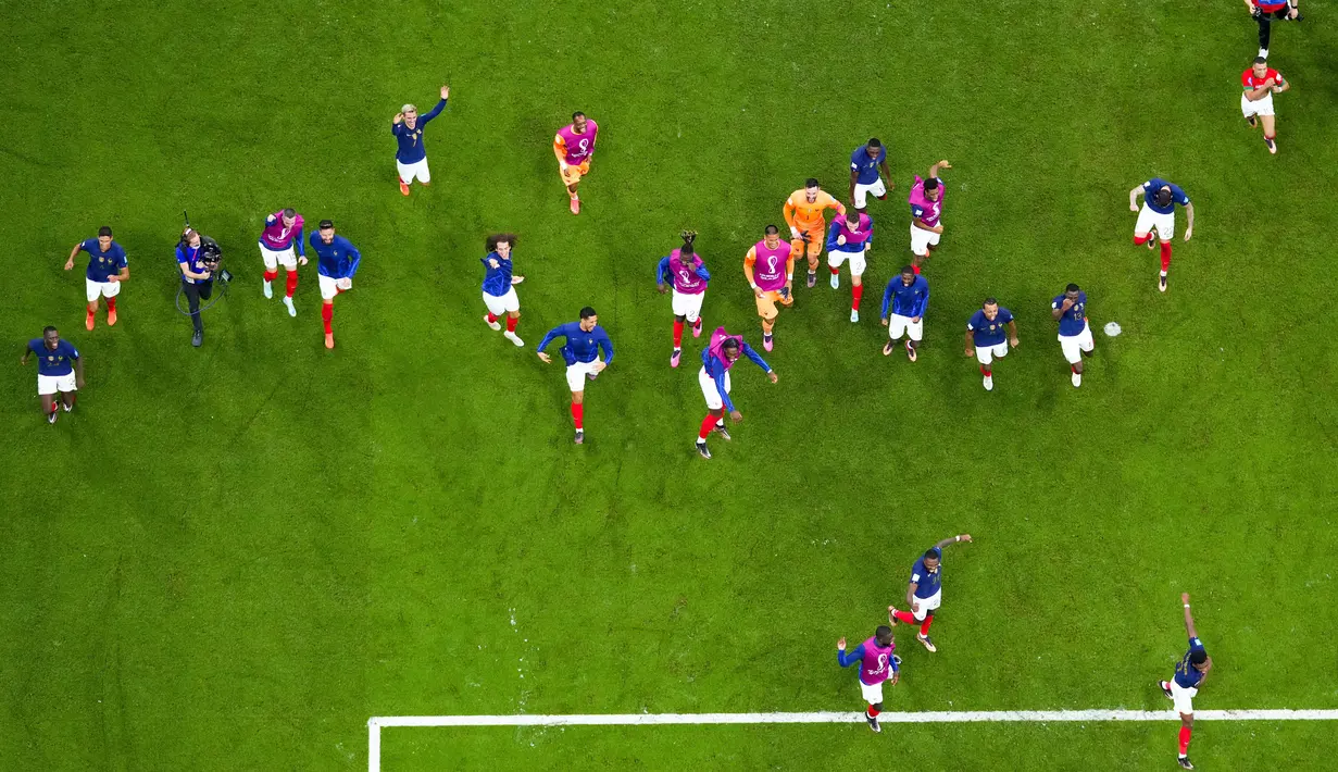 Para pemain Prancis merayakan kemenangan atas Maroko pada pertandingan semifinal Piala Dunia 2022 di Maroko di Stadion Al Bayt di Al Khor, Qatar, Kamis (15/12/2022). Prancis menang atas Maroko dengan skor 2-0 dan akan menghadapi Argentina di babak final. (AP Photo/Petr David Josek)