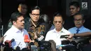 Jaksa Agung Muda bidang Intelijen Jan S Maringka (kiri) dan Jaksa Agung Muda Pengawasan Muhammad Yusni (kedua kanan) memberikan keterangan usai penyerahan tersangka OTT  Jaksa di Kejari Surakarta, Satriawan Sulaksono di Gedung KPK, Jakarta, Rabu (21/8/2019). (merdeka.com/Dwi Narwoko)