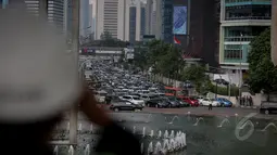 Kemacetan terjadi di kawasan jalan MH Thamrin, Jakarta, Kamis (14/5/2015). Warga Jakarta dan sekitarnya memanfaatkan liburan panjang akhir pekan dengan memadati pusat-pusat perbelanjaan. (Liputan6.com/Faizal Fanani)