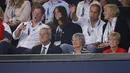 Kate Middleton dan Pangeran Harry tampak mendiskusikan pertandingan renang, di Tollcross International Swimming Centre, Skotlandia, Senin (28/7/14). (REUTERS/Jim Young)
