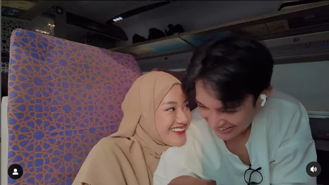 6 Potret Romantis Rey Mbayang dan Dinda Hauw Selama Umrah,
