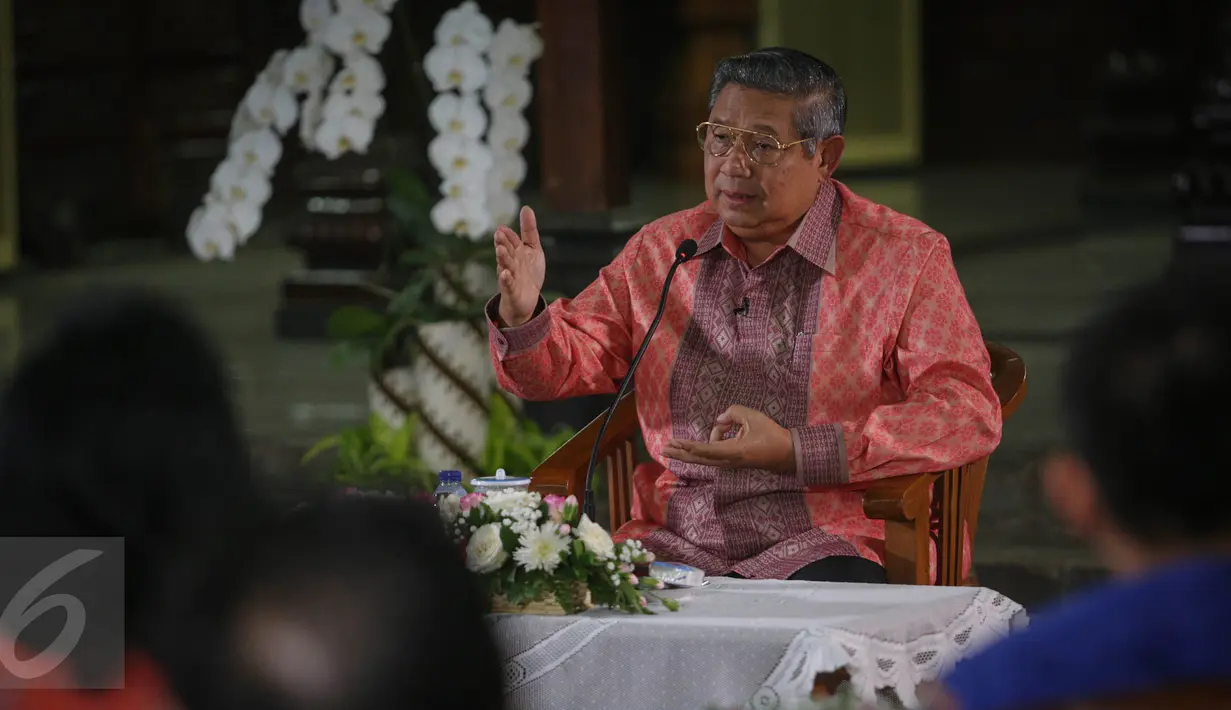 Mantan Presiden RI Susilo Bambang Yudhoyono (SBY) memberikan kata sambutan di kediaman pribadinya Puri Cikeas, Bogor, Kamis (27/8/2015). Di Puri Cikeas, SBY mengundang para pemimpin media dalam acara silaturahmi. (Liputan6.com/Faizal Fanani)