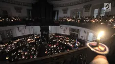 Jemaat memanjatkan doa dengan menyalakan lilin pada Misa Malam Natal di Gereja Immanuel, Jakarta, Senin (24/12). Misa Natal tahun ini mengangkat tema Membangun Spiritualitas Damai yang Menciptakan Perdamaian. (Merdeka.com/Iqbal S. Nugroho)