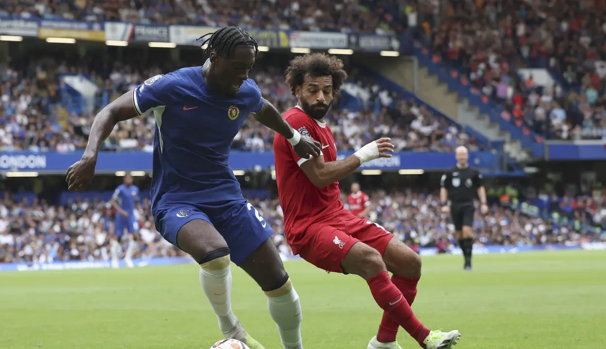 <p>Chelsea lantas menyamakan kedudukan melalui gol Axel Disasi di menit ke-37. (AP Photo/Ian Walton)</p>
