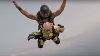 Dottie terinspirasi George W Bush melakukan skydiving untuk merayakan ultah. (Foto: Youtube/skydivetecumsehvideo)