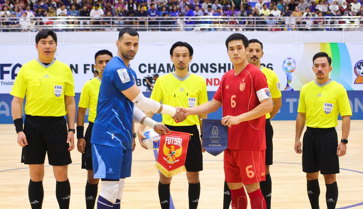 Pemain Timnas Indonesia, Muhammad Albagir bersama kapten Thailand foto bersama pada final Piala AFF Futsal 2026 di Nonthaburi Sports Complex Gymnasium, Nonthaburi hari Minggu, (12/4/2026). (Dok. FFI)