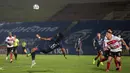 Di babak kedua, kondisi seperti berbalik. Arema lebih banyak punya peluang setelah melakukan penyegaran di lini depan. Menit 84, Fortes membuat Madura United nyaris kebobolan. (Bola.com/Bagaskara Lazuardi)