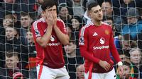 Dari kiri ke kanan) Bek Manchester United asal Inggris #05, Harry Maguire, dan bek Manchester United asal Portugal #20, Diogo Dalot, bereaksi setelah kebobolan gol pembuka selama pertandingan Liga Primer Inggris antara Manchester United dan Bournemouth di Old Trafford di Manchester, Inggris barat laut, pada 22 Desember 2024. (Darren Staples/AFP)