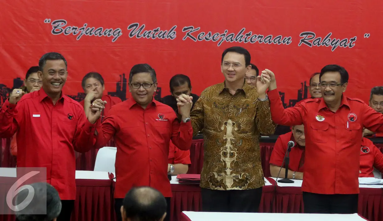 Ki-ka: Prasetyo Edi Marsudi,  Hasto Kristiyanto, Basuki Tjahaja Purnama dan Djarot Saiful Hidayat usai penandatangan kontrak politik dukungan PDIP untuk Ahok dan Djarot pada Pilgub DKI 2017, Jakarta, Selasa (20/9). (Liputan6.com/Herman Zakharia)