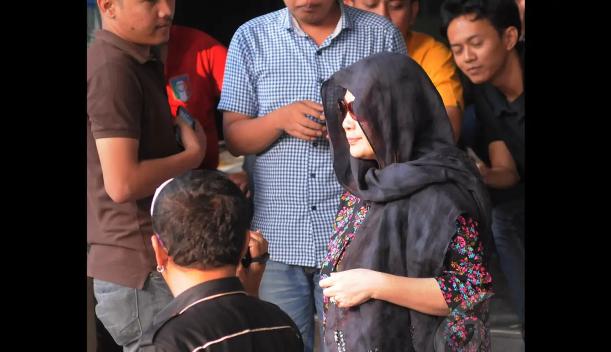 Ratu Rita telah tiba di gedung KPK, Selasa (19/8/2014) sekitar pukul 10.30 WIB. Namun seperti biasa, istri Akil Mochtar itu tetap konsisten dengan sikap diamnya (Liputan6.com/Herman Zakharia)
