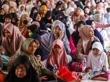 Terlihat sejumlah ibu dengan membawa anak saat menunggu waktu berbuka di Masjid Istiqlal. (Foto: Istimewa)