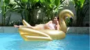 Ada ada saja ulah netizen. Saat Tyas Mirasih mengunggah foto dengan bikini di kolam renang diatas pelambung besar berbentuk bebek, banyak memunculkan komentar. (Instagram/tyasmirasih)