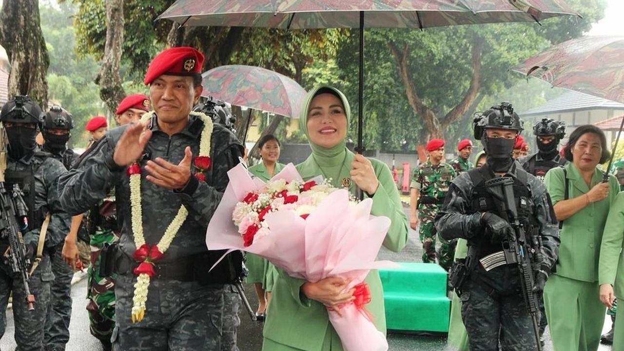 Sang Suami Menjadi Komandan Kopassus&nbsp;