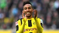 Striker Dortmund, Pierre-Emerick Aubameyang, saat tampil melawan M'Gladbach pada laga Bundesliga di Stadion Borussia Park, Moenchengladbach, Sabtu (22/4/2017). (AFP/Patrick Stollarz)