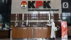 Petugas menyemprotkan cairan disinfektan di Gedung KPK, Jakarta, Selasa (22/9/2020). Penyemprotan dilakukan secara rutin untuk mengantisipasi serta menekan penyebaran virus COVID-19 menyusul temuan sedikitnya 21 kantor kementerian/lembaga yang menjadi klaster baru. (Liputan6.com/Helmi Fithriansyah)