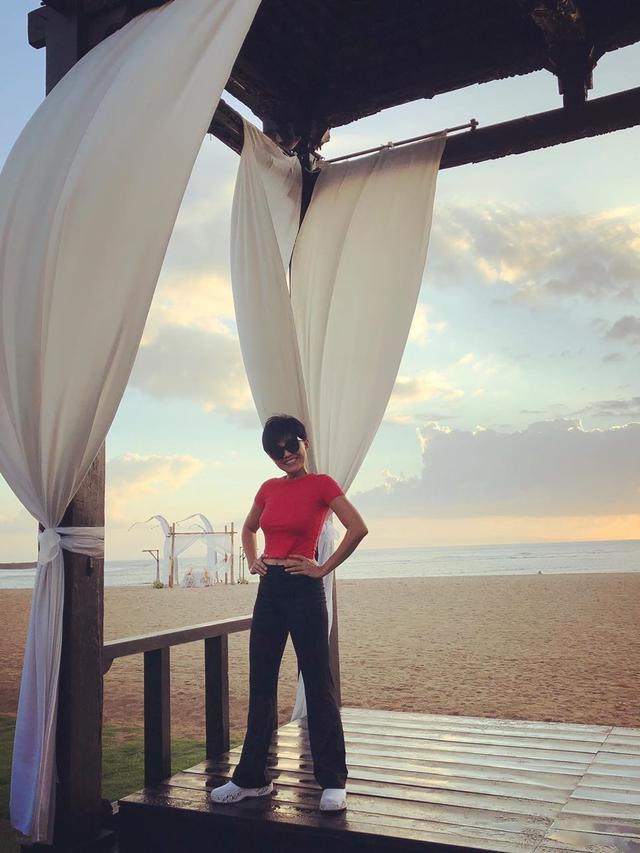 7 Gaya Ibunda Cinta Laura, Selalu Berponi dan Berkacamata