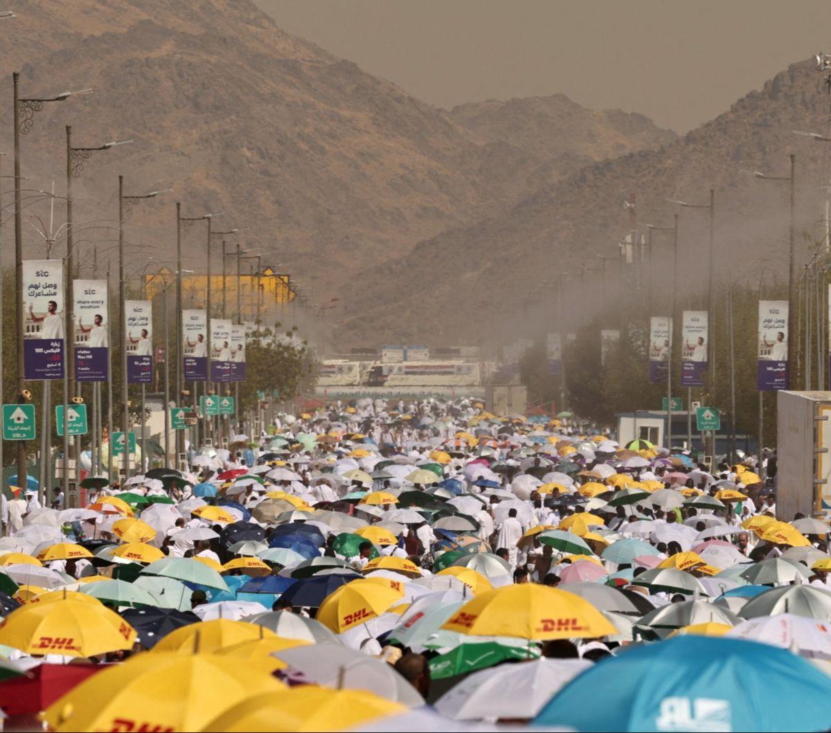 Sejumlah jemaah haji memakai payung saat berjalan menuju Jabal Rahmah untuk menunaikan wukuf di Padang Arafah, Makkah, Arab Saudi, pada Sabtu (15/6/2024). Seluruh jemaah haji dari berbagai dunia berkumpul di Padang Arafah untuk melaksanakan wukuf. Foto:&n