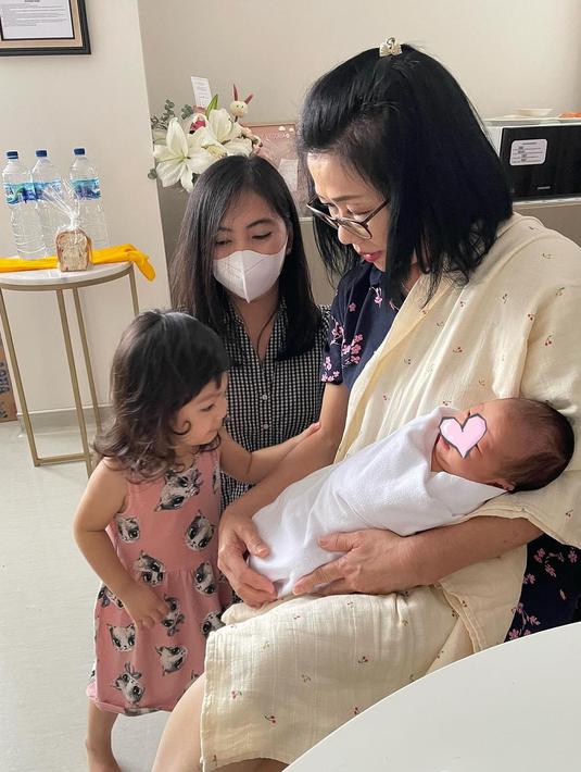 Momen hangat Winartin Niawati gendong Baby Avery. Usai Valencia melahirkan, keluarga berdatangan, begitu juga dengan kakak ipar Kevin Sanjaya, Tiffany Widyaningrum. Kakak ipar Kevin datang bersama anaknya yakni Samantha. Resmi jadi nenek dengan dua cucu, ibunda Kevin tentunya jadi kebahagiaan tersendiri. (Liputan6.com/IG/@sugiarto_sukamuljo)