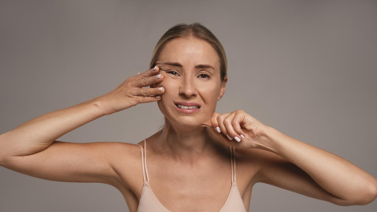 Bukan Karena Usia, Ini 8 Kebiasaan yang Bisa Membuat Wajah Terlihat Lebih Tua