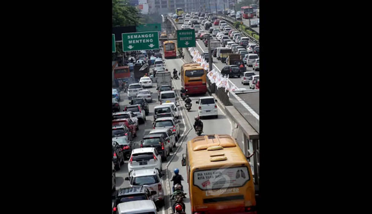 Sejumlah kendaraan terjebak macet di kawasan Gatot Subroto, Jakarta, Kamis (5/2/2015). Sebuah survei yang dikeluarkan oleh indeks Castrol’s Magnatec Stop-Start, menetapkan Jakarta sebagai kota termacet di dunia. (Liputan6.com/Faizal Fanani) 