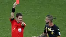 Gelandang Belgia, Steven Defour (kanan), diganjar kartu merah oleh wasit Benjamin Williams di laga penutup penyisihan Piala Dunia Grup H di Stadion Corinthians, Sao Paulo, (27/6/2014). (REUTERS/Paulo Whitaker)