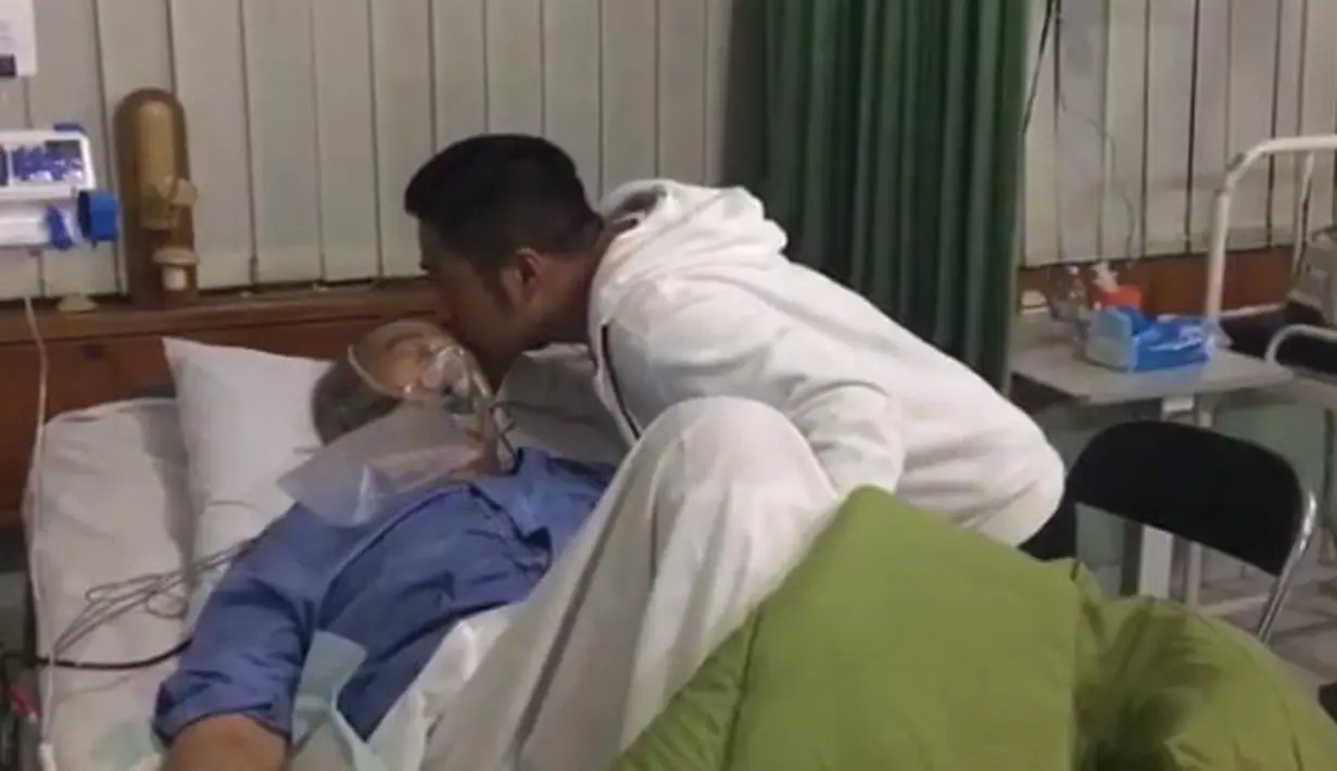 Selama H. Rosyid berada  di rumah sakit, Irfan pun beberapa kali mengunggah beberapa foto kebersamaannya. Bahkan, ada satu video yang memperlihatkan Irfan sedang mengecup sang ayah. (Instagram/irfanhakim75)