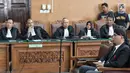 Terdakwa Ahmad Dhani saat menjalani sidang lanjutan atas kasus ujaran kebencian di PN Jakarta Selatan, Senin (28/1). Hakim menuntut Ahmad Dhani dengan pidana penjara 1 tahun 6 bulan. (Liputan6.com/Faizal Fanani)